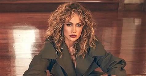 jennifer lopez nudo|Jennifer Lopez, 51, strips completely naked on new In The。